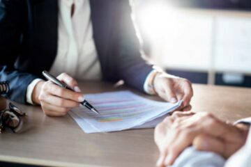 How do I choose a lawyer for a truck accident case? 