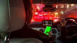 Can use your cell phone at the red light in California?