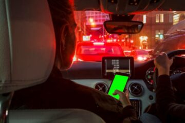 Can use your cell phone at the red light in California?